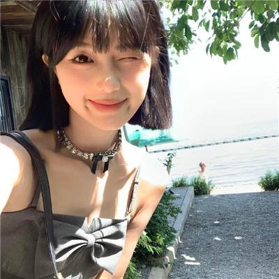 她爱他